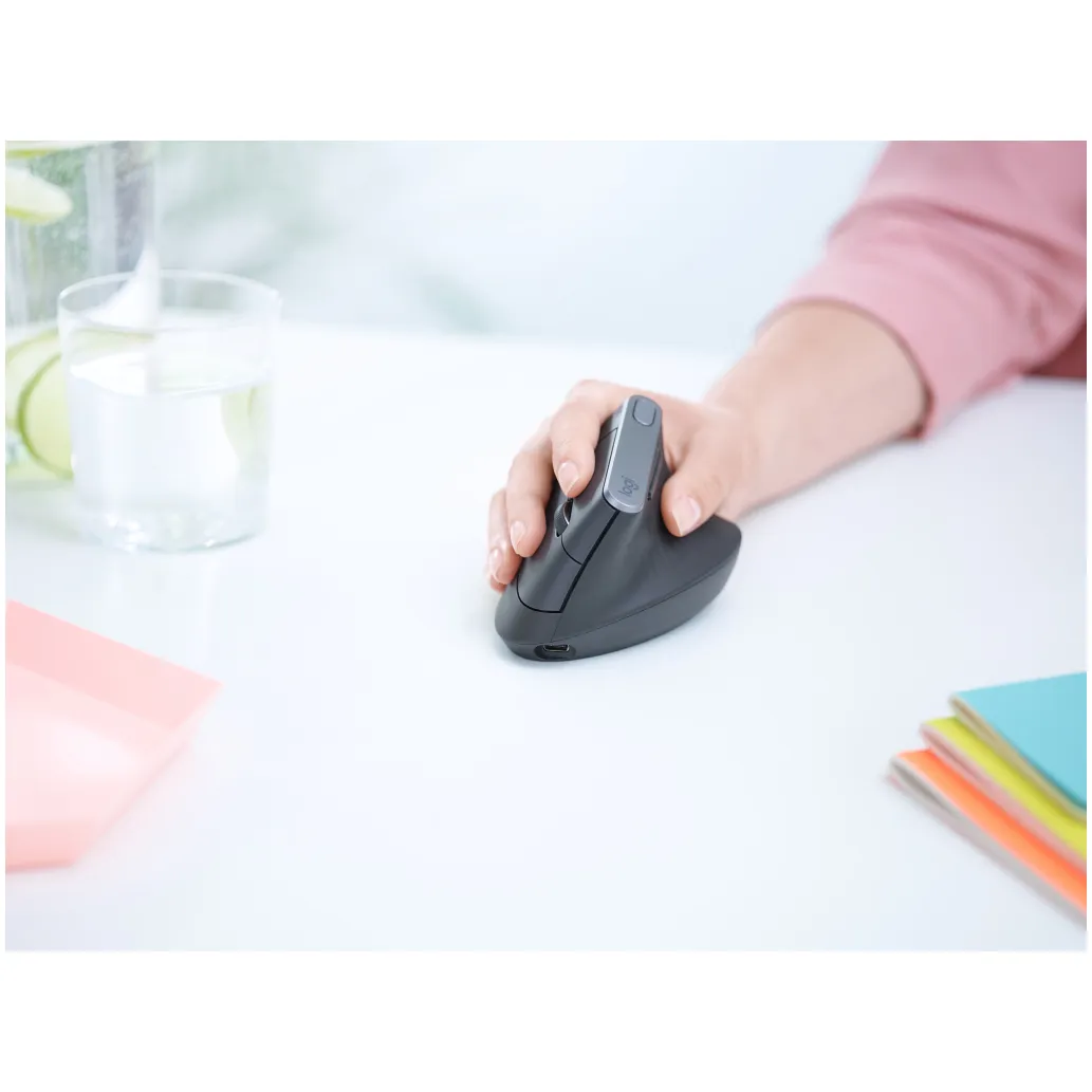 Miš brezžična + Bluetooth napredno ergonomska Logitech MX Vertical USB-C silent Unifying grafitna (910-005448) Miš brezžična + Bluetooth napredno ergonomska Logitech MX Vertical USB-C silent Unifying grafitna (910-005448)