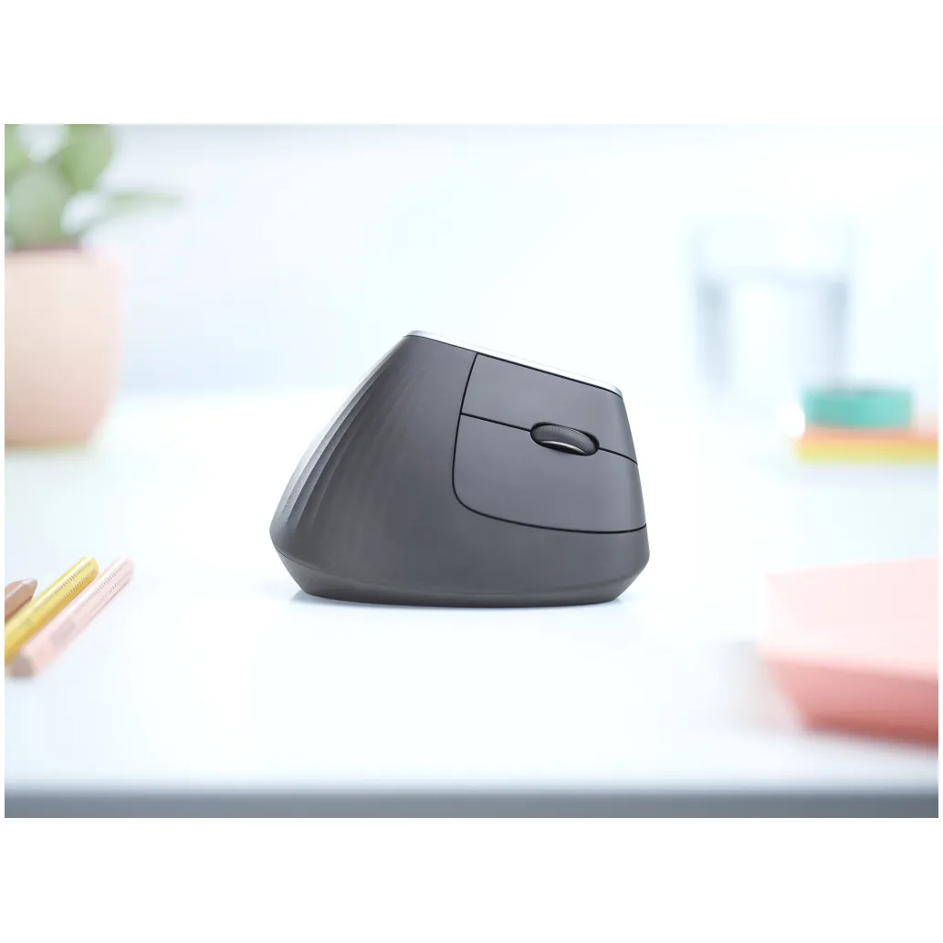 Miš brezžična + Bluetooth napredno ergonomska Logitech MX Vertical USB-C silent Unifying grafitna (910-005448) Miš brezžična + Bluetooth napredno ergonomska Logitech MX Vertical USB-C silent Unifying grafitna (910-005448)